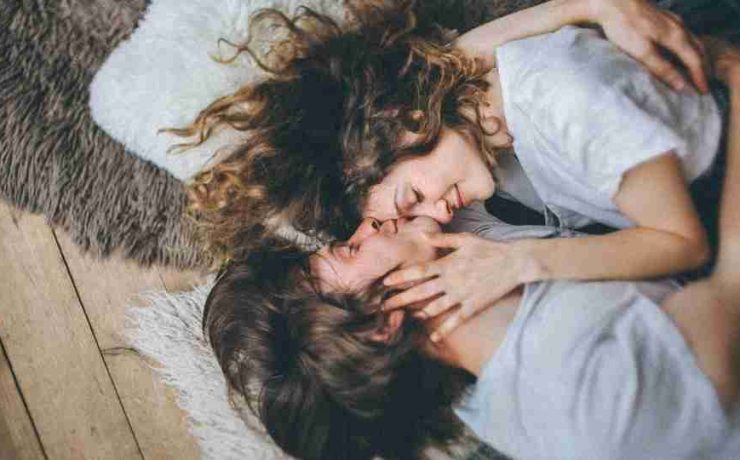How To Be a Good Girlfriend - 50 Amazing Ways To Make Him Love You
