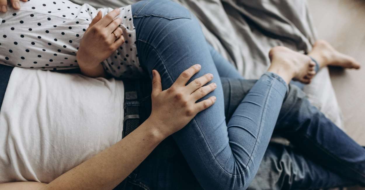 How to Cuddle - An in-depth Guide with 40+ Cuddling Positions 