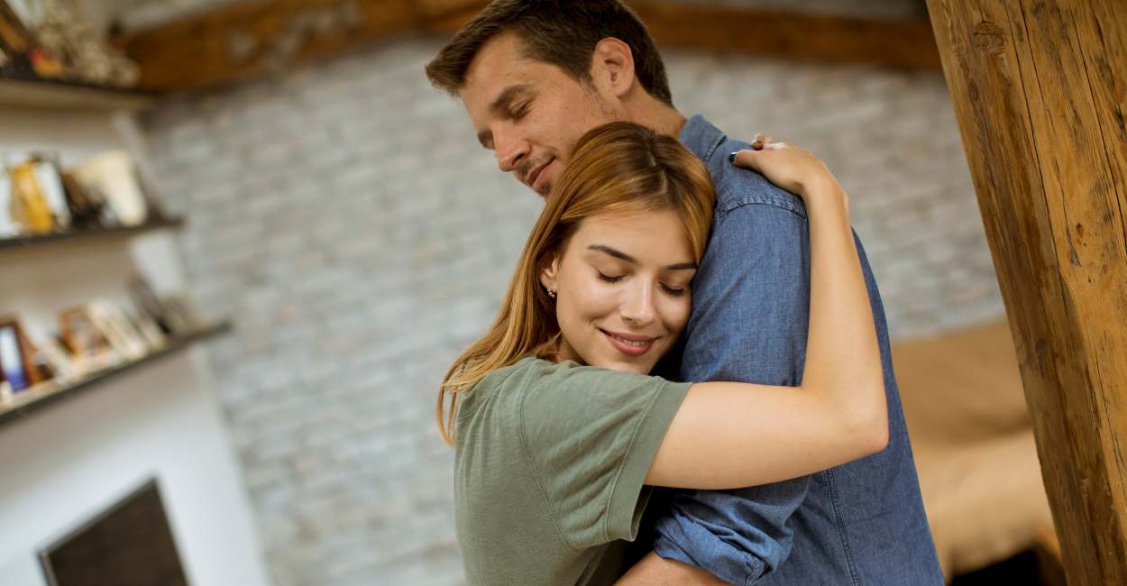 How To Tell If A Hug Is Romantic 25 Signs To Know 